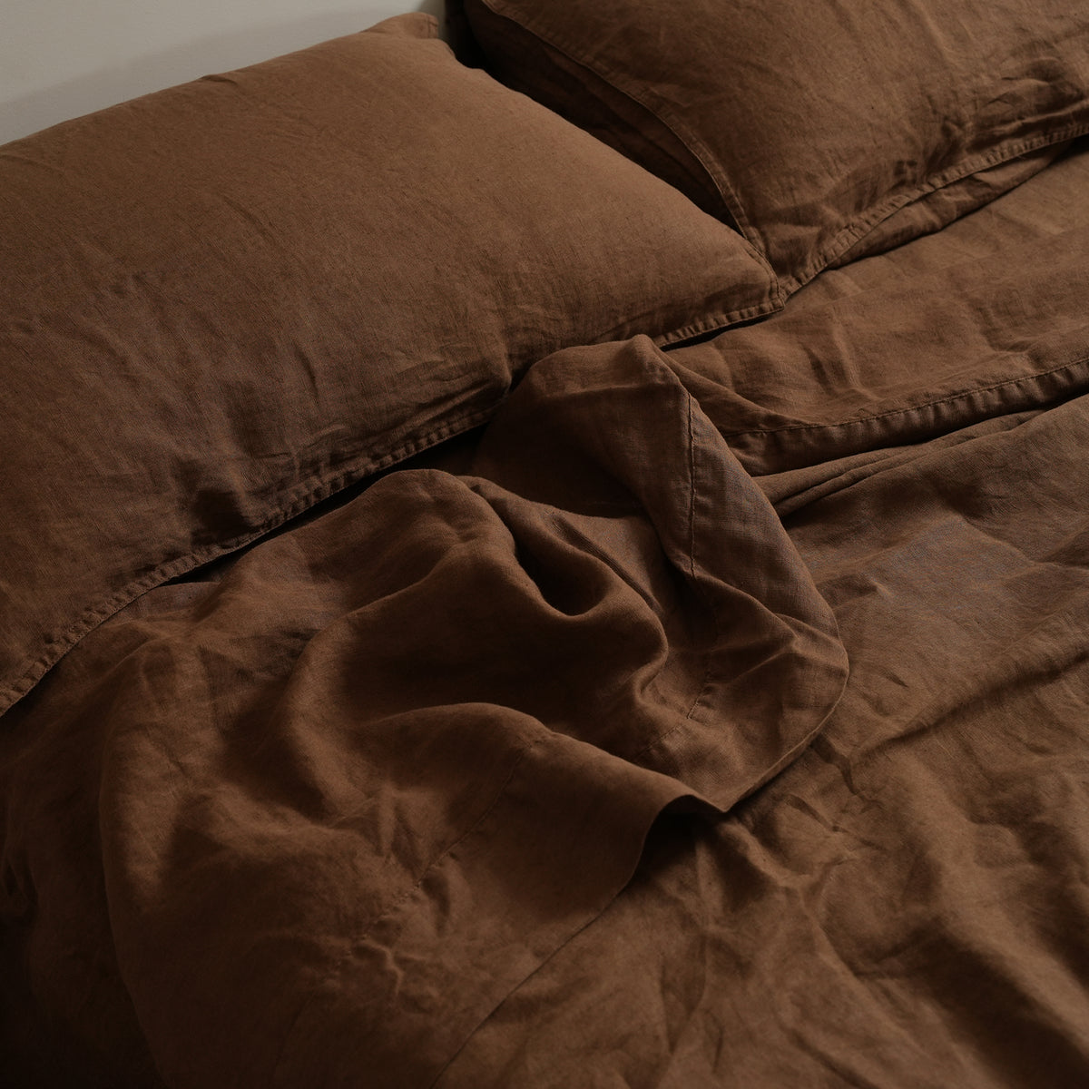 100% french flax linen sheet set in mocha, close-up