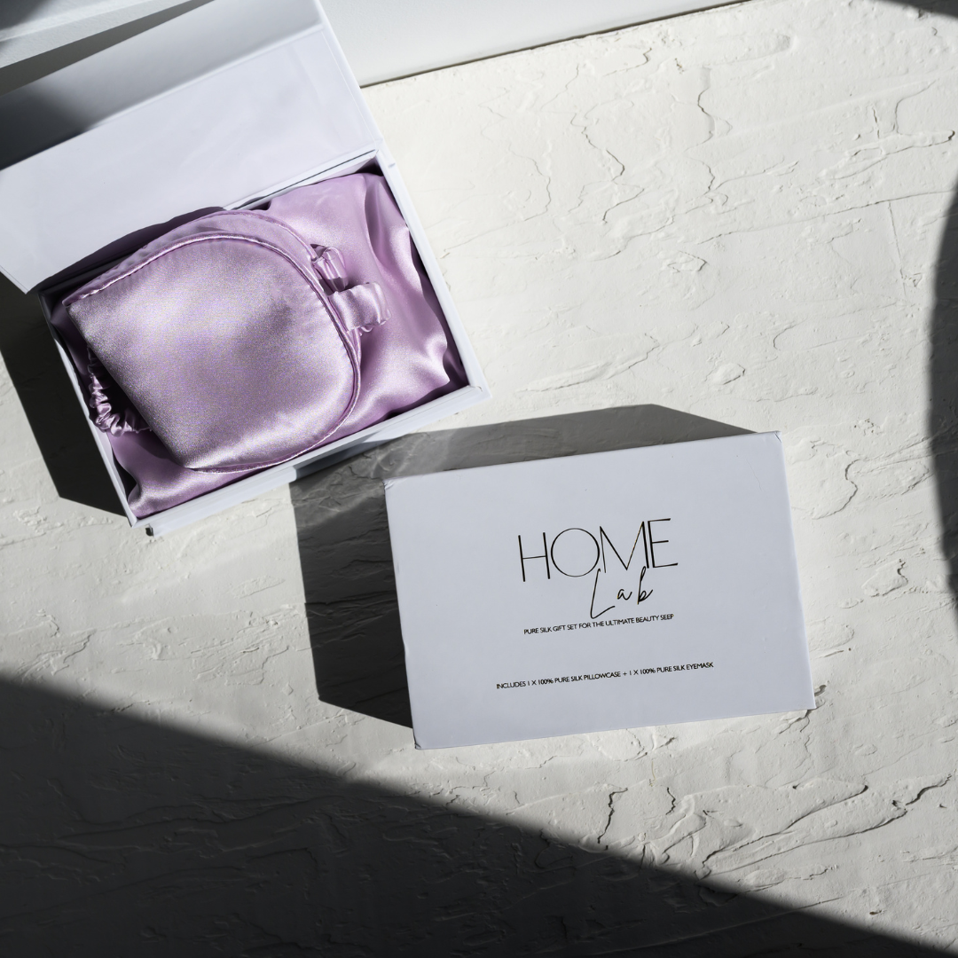 100% pure silk gift set in light lilac, detail view