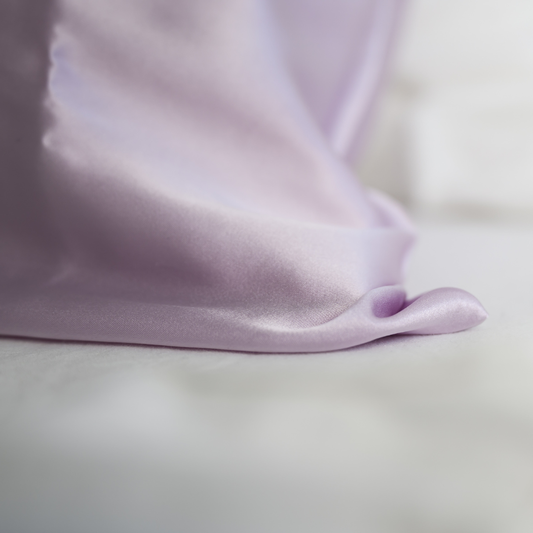 100% pure silk pillowcase in light lilac, close-up