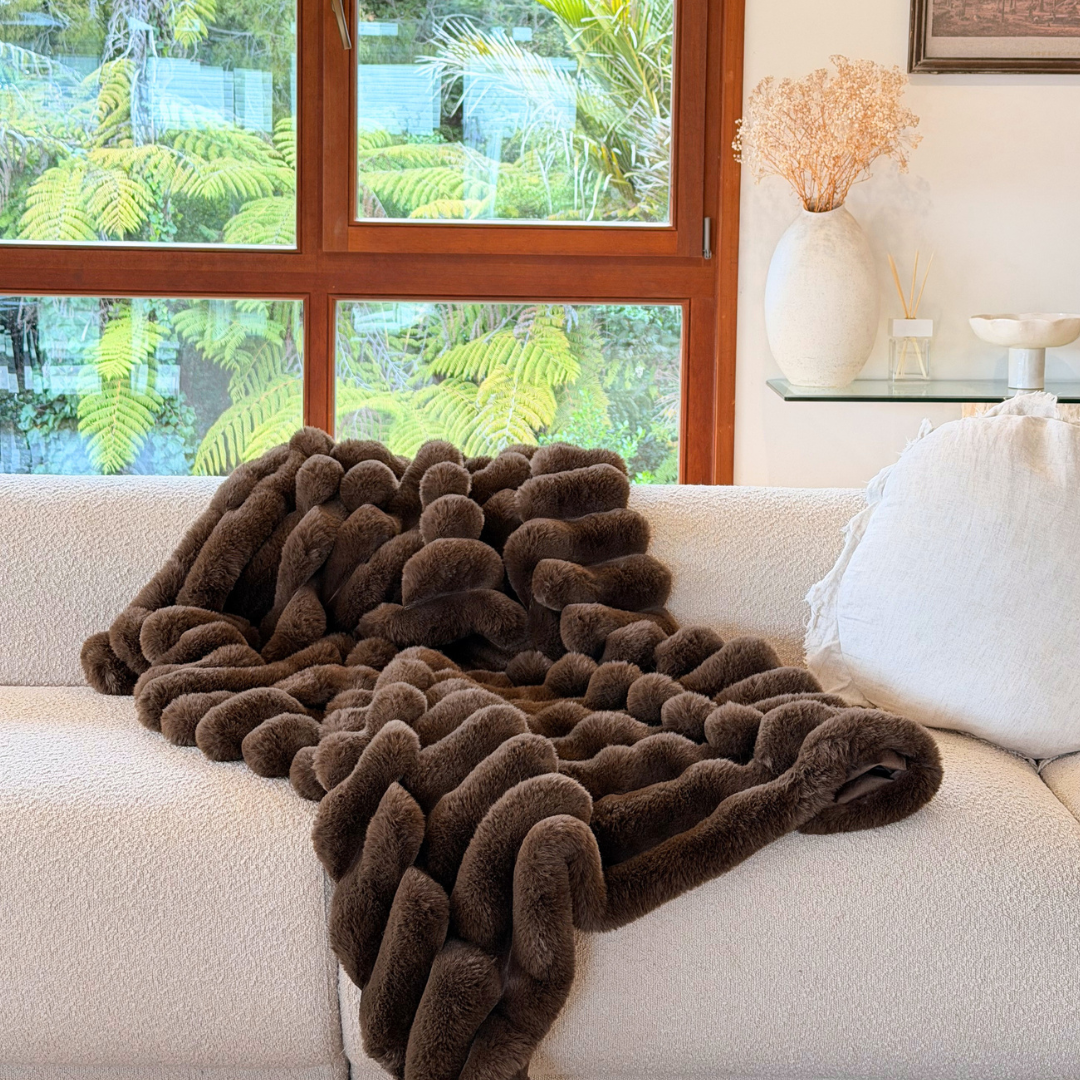 Benni vegan fur throw in chocolate, close-up