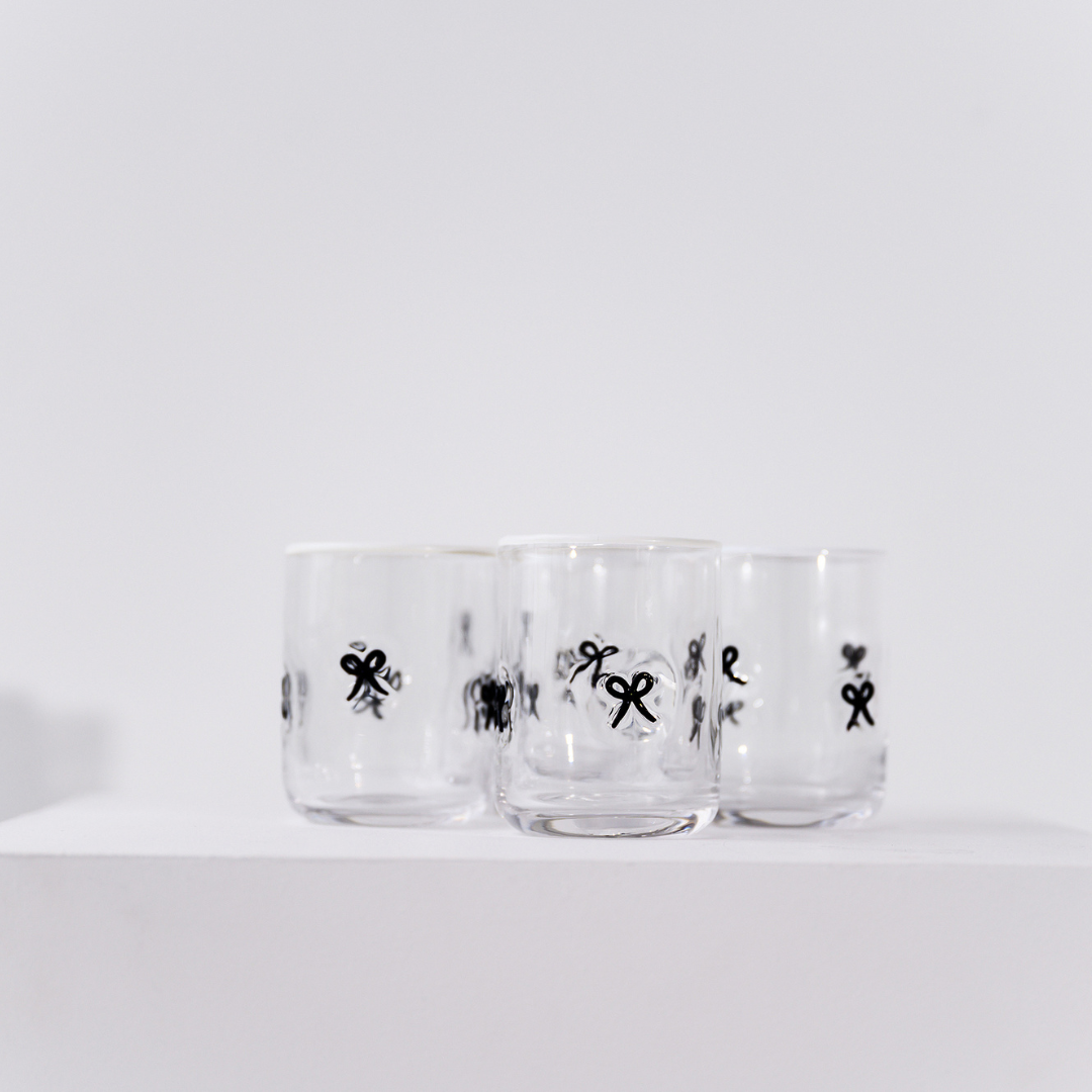 Black bow icon glass in set of 4, close-up