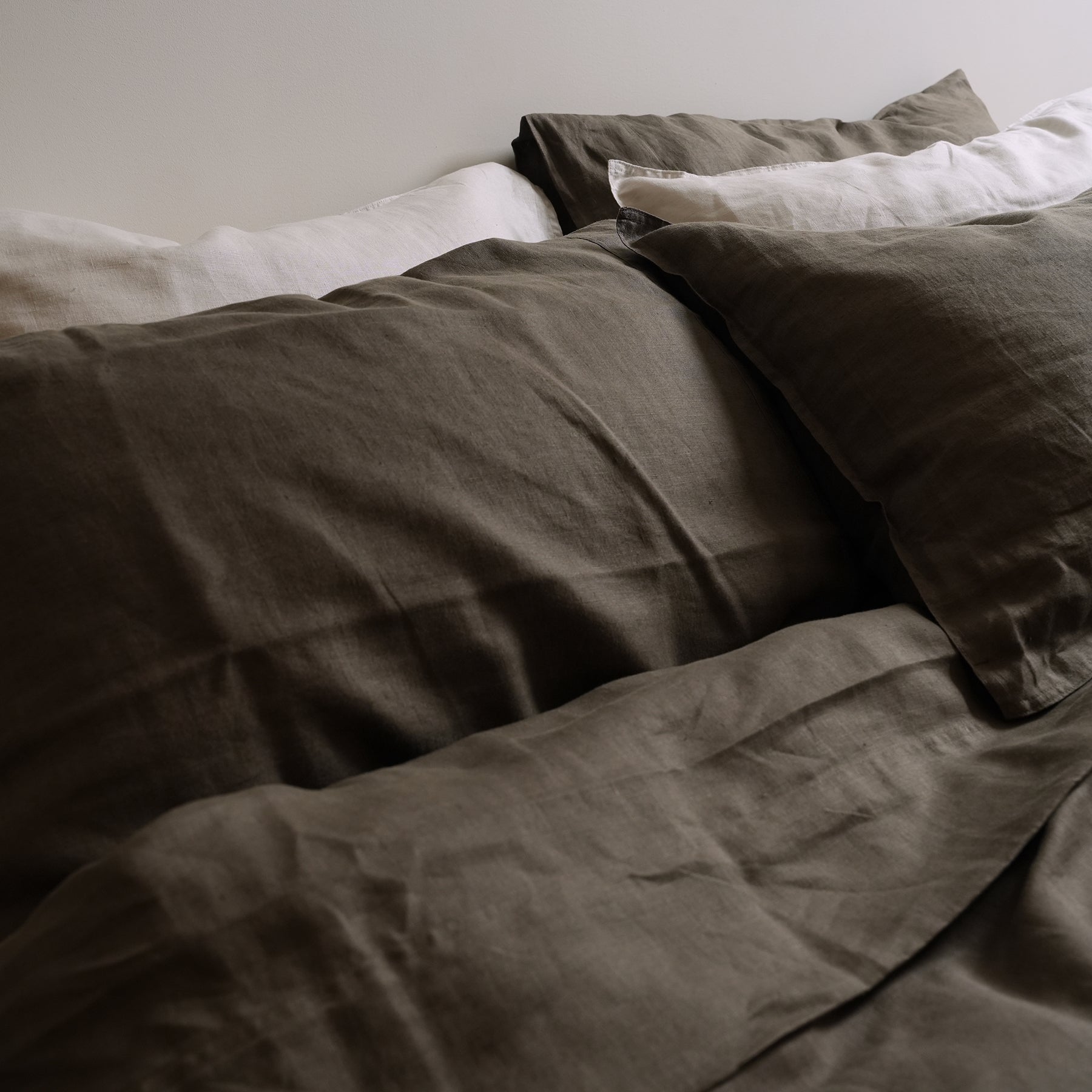French flax linen duvet set in Deep Moss detail view