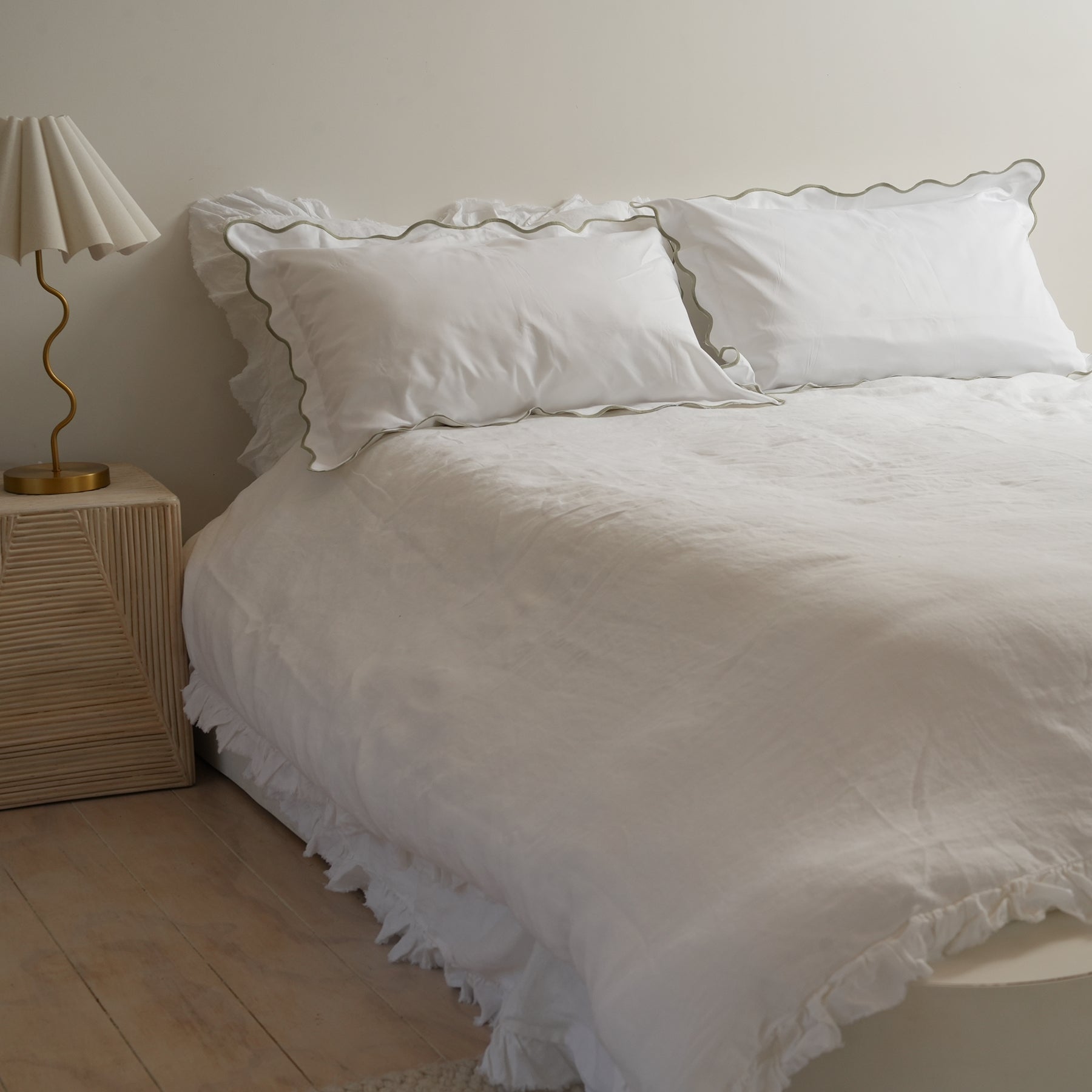 French flax linen ruffle edge duvet set in White detail view