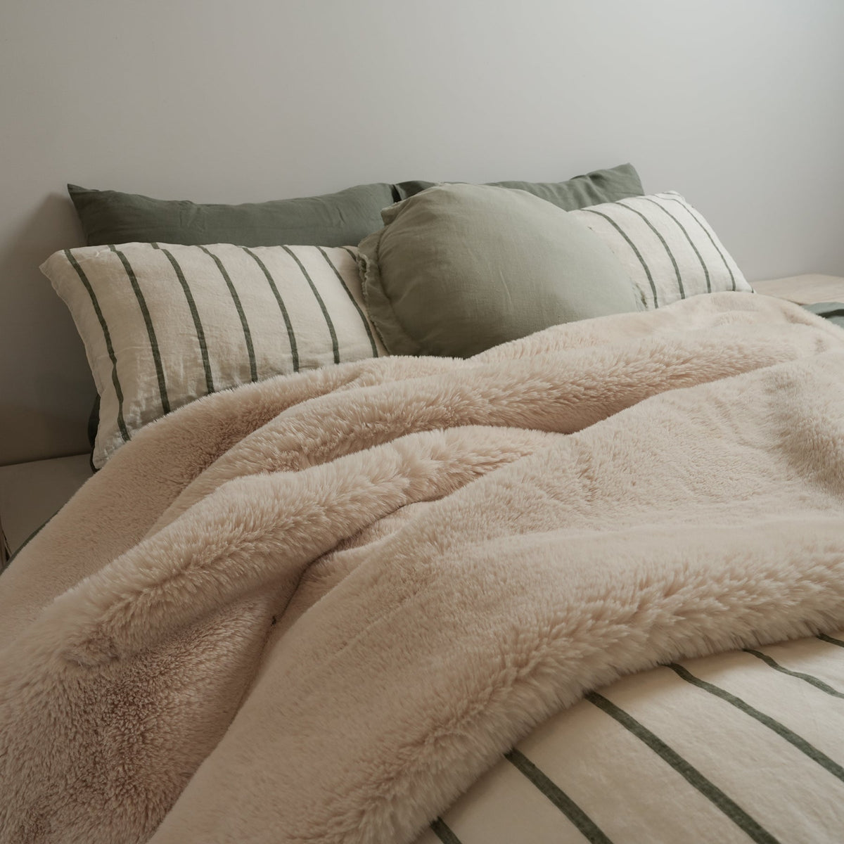Vegan fur throw in big bear cream, detail view