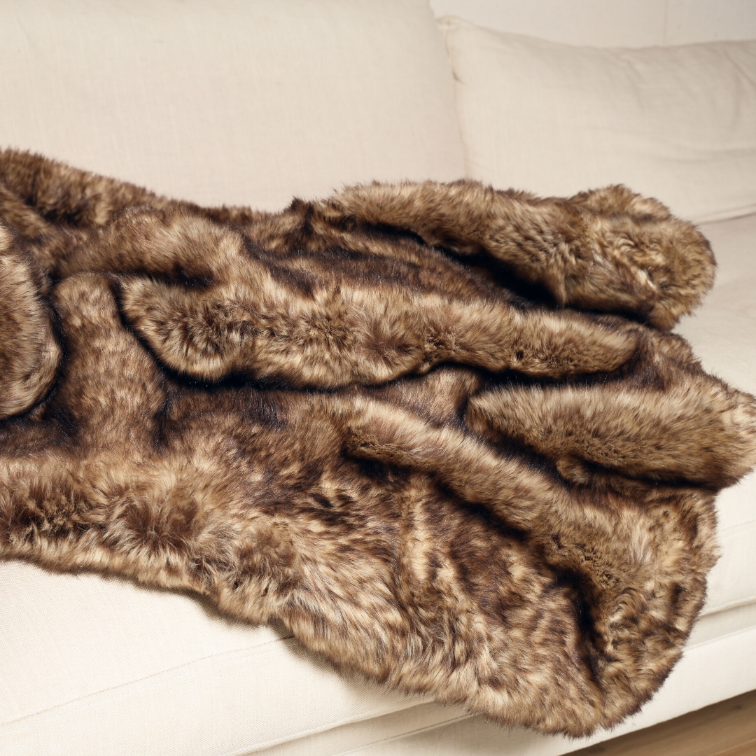 Vegan fur throw in Wolf detail view